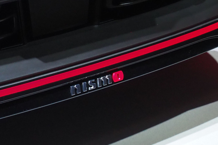 フロントバンパー下部のセンターには「NISMO」のロゴが備わる。最低地上高は135mmに設定されている。