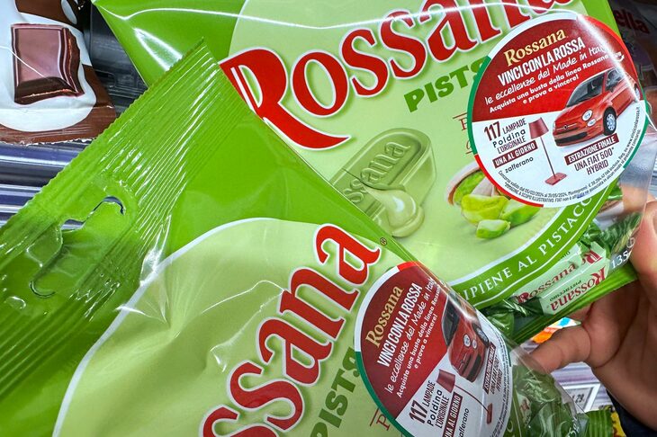 キャンディーの「ロッサーナ」もたびたび「フィアット500」の懸賞を実施している。2023年12月。