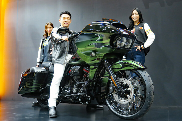「ハーレーダビッドソンCVOロードグライド」と、ハーレーダビッドソン ジャパンの野田一夫社長。