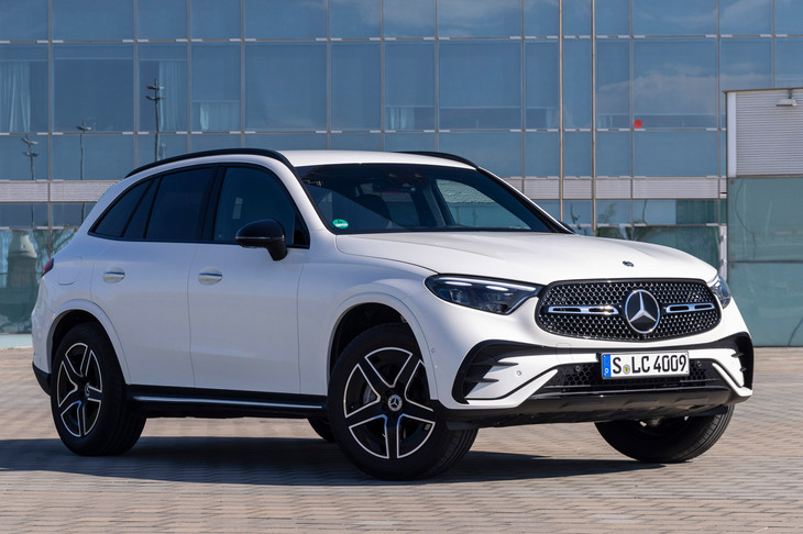 現行型「GLC」。既存のメルセデス・ベンツの各モデルは、かなり横長のフロントグリルを採用している。
