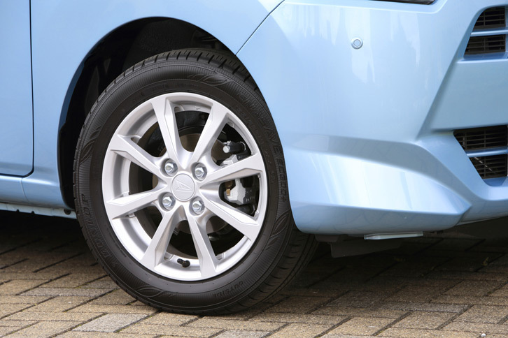 「G“SA III”」と「X“SA III”」のタイヤサイズは155/65R14。G“SA III”のみ写真のアルミホイールが標準装備となる。