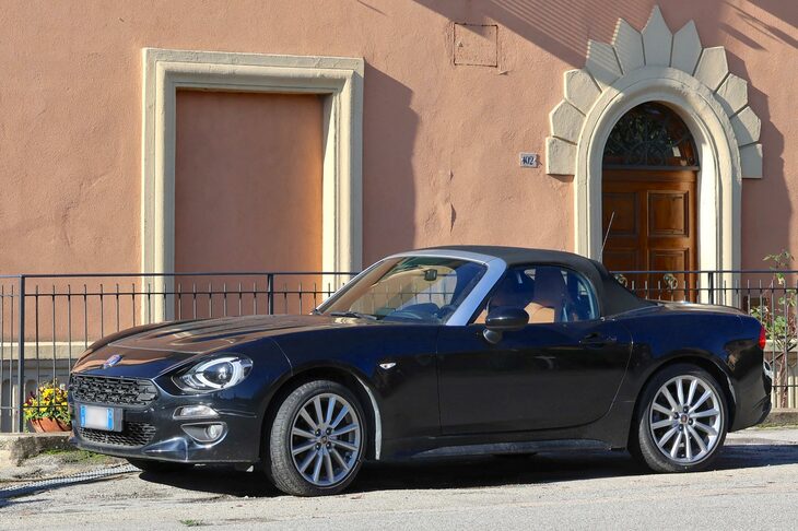 アバルト版と異なり、ついに日本に導入されなかった「フィアット124スパイダー」。2022年12月シエナで。