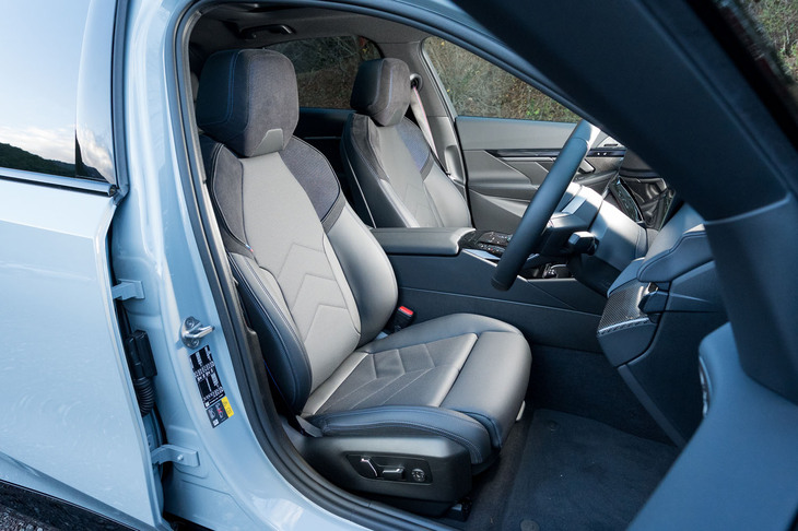 シート表皮はアルカンターラとヴェガンザ（ビーガンレザー）の組み合わせ。ヴェガンザのみ（無償オプション）やメリノレザー（有償）の仕立ても選べる。