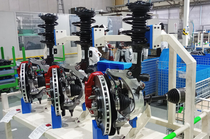 新型「シビック タイプR」のフロントサスペンション。転舵軸をホイールの内側に押し込む「デュアルアクシスストラット」を採用する都合上、どうしても標準車よりフロントのトレッドが広がることとなる。