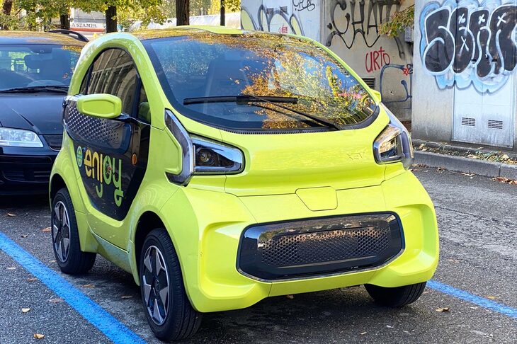 2022年11月にトリノで。イタリアのカーシェアリングサービス「エンジョイ」用の「ヨーヨー」。XEV社は、トリノで自動運転の研究をするテオレージ社にもヨーヨーを提供している。