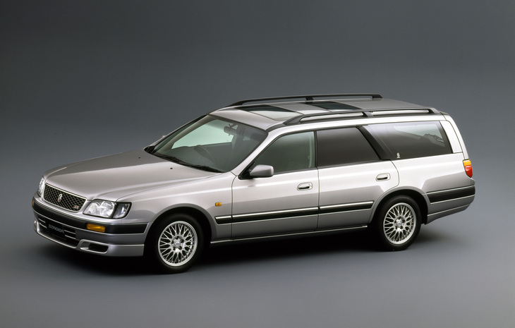 1996年「日産ステージア」。WC34という型式が示すように「ローレル（C34）／スカイライン（R33）」と基本設計を共有。トップグレードは2.5リッター直6 DOHCターボの4WD仕様だったが、後にR33「スカイラインGT-R」のパワートレインを移植した特別仕様車の「オーテックバージョン260RS」も加えられた。