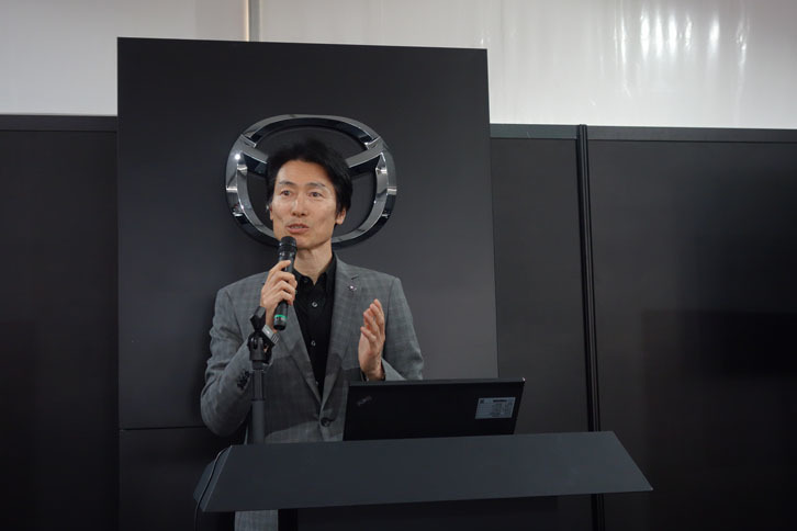 マツダの車両開発本部長の松本浩幸氏。マツダの考える安全性能の第一は、良好な操作性や視界の確保により、ドライバーが安心している状態をつくり、事故を起こしづらい環境を整えることだと語った。
