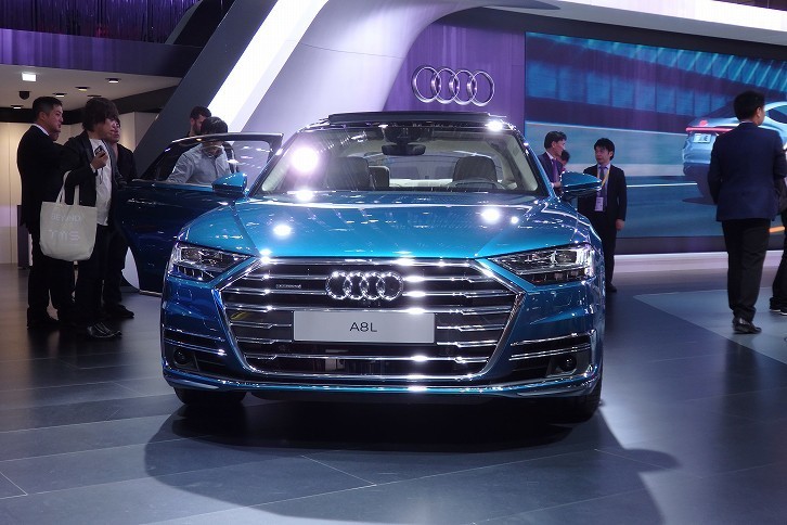 アウディA8L