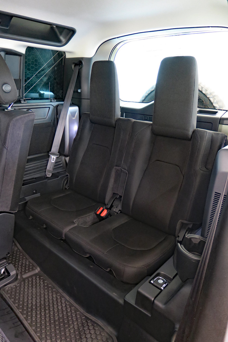 ランドローバー・ディフェンダー110 アドベンチャーパック装着車（3列目シート）