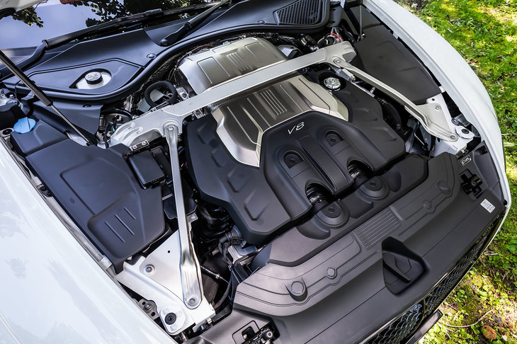 4リッターV8ツインターボエンジンは最高出力550PS/5750-6000rpm、最大トルク770N・m/2000-4500rpmを発生。低負荷時に4気筒を休止させ、燃料消費を削減するシリンダー休止システムを搭載している。