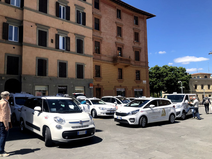 シエナのマッテオッティ広場におけるタクシー乗り場。2019年5月撮影。