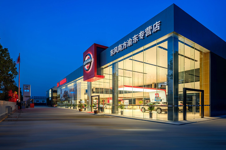 現在、海外のメーカーが中国の自動車市場に進出するためには、現地企業と合弁企業を立ち上げる必要があり、例えば日産は東風汽車と手を組んでいる。写真は新世代の店舗デザインコンセプトが用いられた中国・重慶のショールーム。