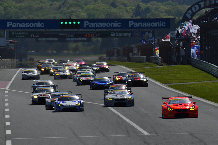 GT300クラスのスタートシーン。予選トップのNo.55 ARTA BMW M6 GT3（写真右）は健闘を見せるも、勝利ならず。