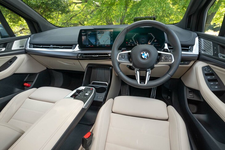 「218i Mスポーツ」のインテリア。大型スクリーンが2枚並ぶという意味では「B180」と同じだが、センタースクリーンがグイッとドライバー側に向けられているのがBMWらしいところだ。