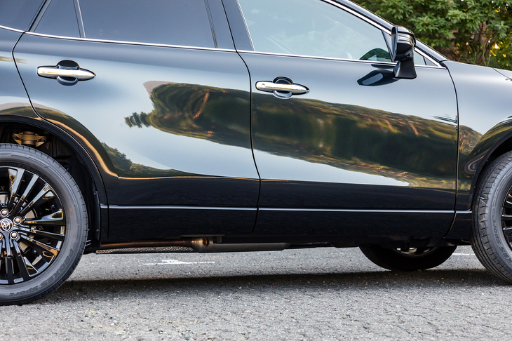 ロッカーモールもつやありブラック仕上げに。こうして見るとドアパネルが凝った曲面で構成されているのがよく分かる。