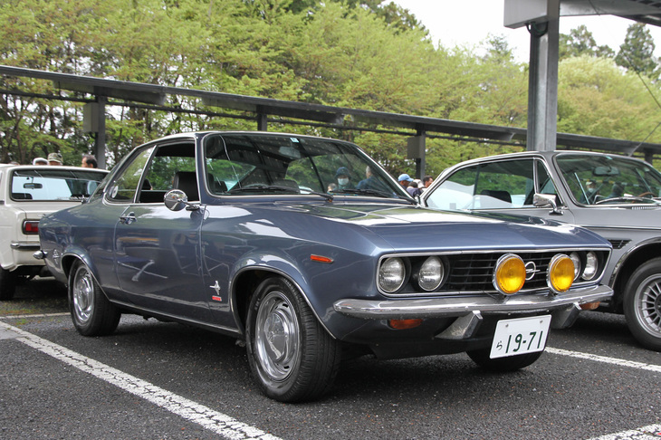 1971年「オペル・マンタSR」。オペル初のスペシャルティーカーだった初代マンタの、インポーターだった東邦モーターズによる正規輸入車。本来、SRはオレンジやイエローなど鮮やかなカラーのボディーにマットブラックのボンネットという派手ないでたちなのだが、ご覧のようにシックな装いに仕立て直されている。