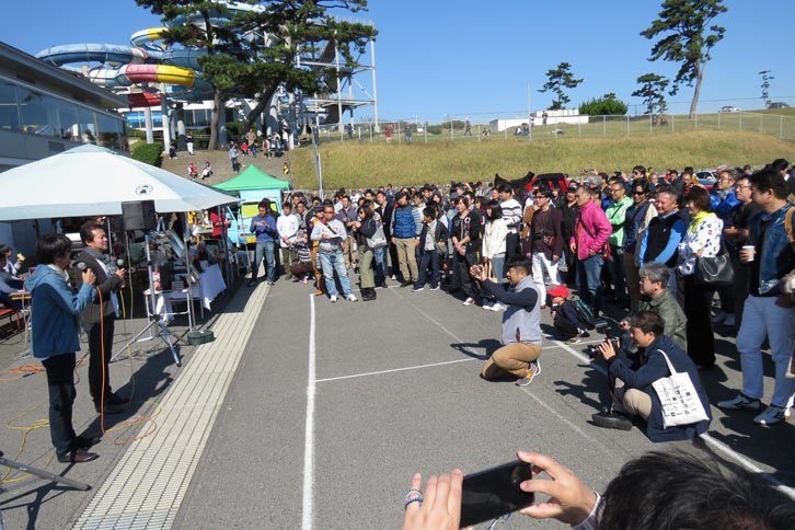 イベントに集まった人の数に仰天。オーテックジャパンの「里帰りミーティング」もそうだけど、こうしたオーナーたちのパワーも、クルマのプライオリティーを下支えしているのだと思う。アメ車乗りとしては本当にうらやましい限りだ。