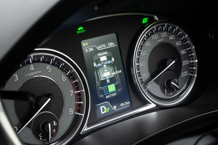 車両のハイブリッド化に合わせ、メーター内のディスプレイにはパワートレインの作動状態表示や、パワーフローメーターなどの画面を設定。メーターパネルには、EV走行を示す緑のインジケーターも追加された。