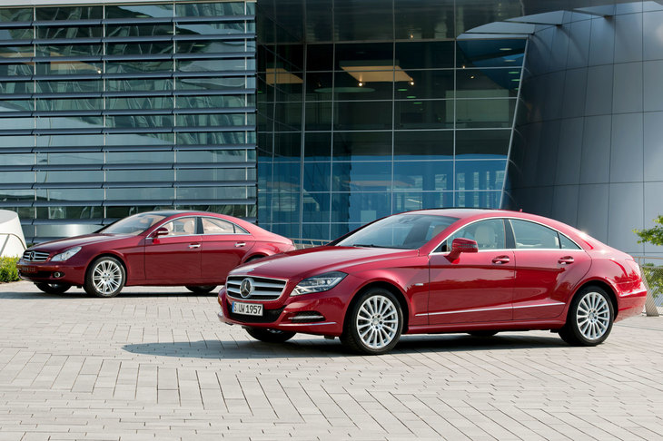 初代「CLS」のプロトタイプともいうべき「ビジョンCLS」（奥）と、2代目「CLS」（手前）。