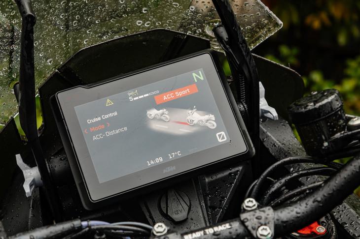 7インチTFT液晶に表示された、ACCの操作画面。上限速度や前走車との車間距離に加え、加減速のアクティブさも調整できる。