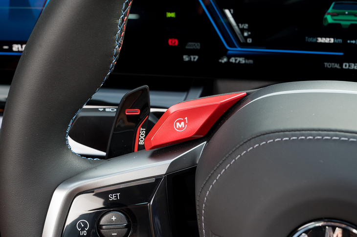 ステアリングホイールには長いシフトパドルと並んで「M1」「M2」ボタンを装備。走りに関する好みのパラメーターの組み合わせをあらかじめ設定しておけばボタンで呼び出せる仕掛けだ。