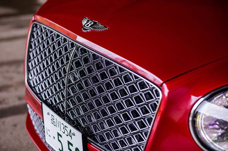 フロントマスクでは、新生マリナーを象徴するためにデザインされた「ダブルダイヤモンドグリル」が目を引く。これは内装に用いられるベントレー特有のキルティングパターン「ダブル・イン・ダイヤモンド」をモチーフにしており、熟練した職人によってつくられているという。