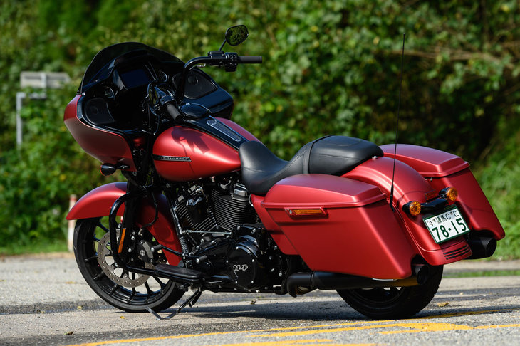 リアに備わる2つのサドルバッグの容量は71リッター。リッドは片手で開けられるワンタッチ式となっている。