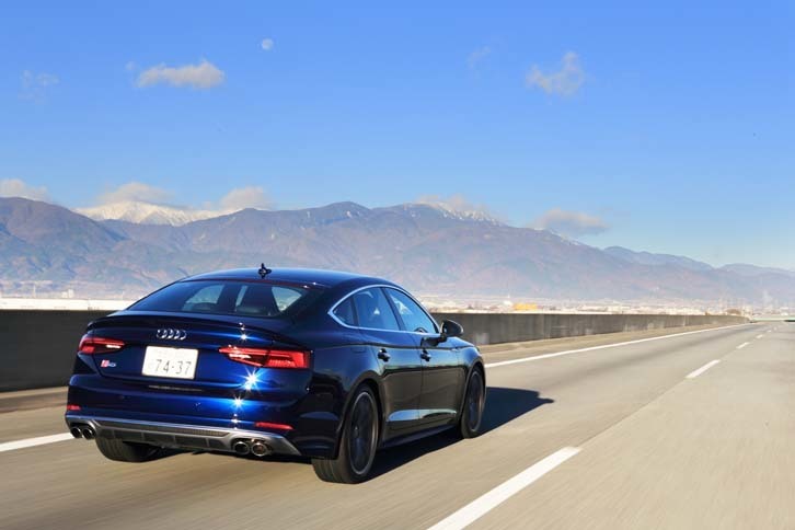 早朝の中央道を西に向かう「S5スポーツバック」。