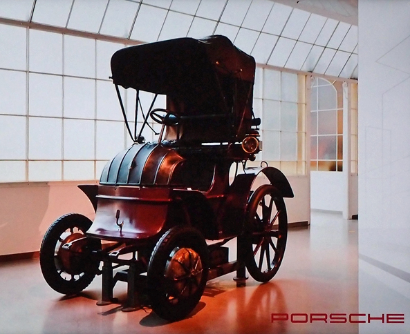 会場では、1900年のパリ万国博覧会に出展された「ローナー・ポルシェ」（写真）が、ポルシェ製EVの元祖として紹介された。