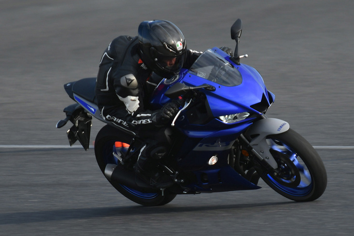 「YZF-R25」と比べてエンジンパワーに余力がある「YZF-R3」。タイヤの違いもあって、絶対的な動力性能に加えて快適性でも一枚上手の感があった。