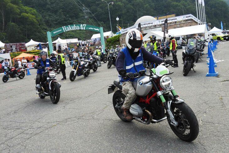 コンテンツは盛りだくさんで、特に人気なのが最新モデルの試乗。「R12 nineT」に「R12」「R1300GS」……と、BMWのバイクにまたがったライダーが、先導者に従って公道へとくり出していく。