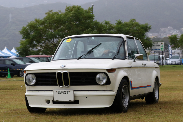 1973年に発売された欧州初の市販ターボ車である「BMW 2002ターボ」。この個体は、本国仕様ではリベット留めだったオーバーフェンダーがパテ埋めされ、ボディーと一体化した正規輸入車。「品川57」のナンバープレートは新車以来のものかも。