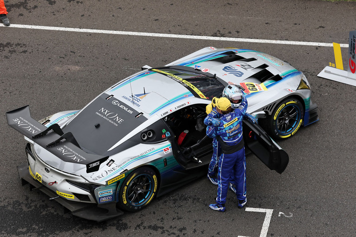 GT300クラスの勝利を喜ぶ、No.60 Syntium LMcorsa LC500 GTの2人のドライバー。予選トップからの完勝だった。