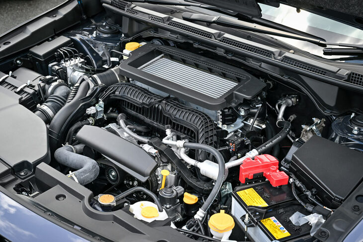 「レヴォーグ レイバック」では、エンジンまわりとボディーとでは“底上げ”の量が異なる。車高のアップ分（70mm）と最低地上高のアップ分（55mm）が異なるのは、そのためだ。（写真：スバル）