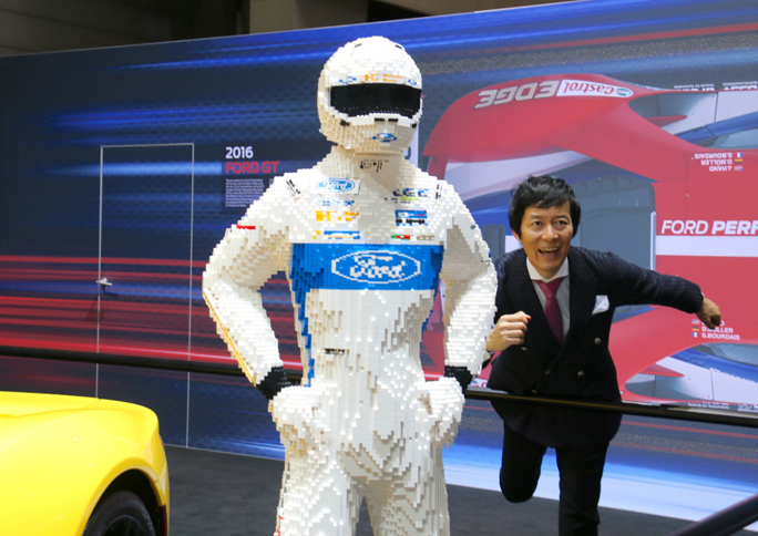 フォードは、これまでもコラボレーションの経験があるレゴ・グループと共同でブースを出展した。写真はオブジェの横でルマン式スタートを試みる筆者。