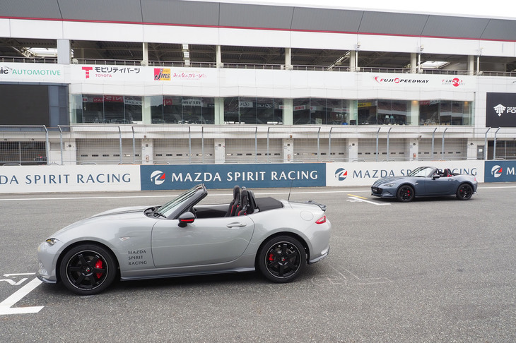 「マツダ スピリット レーシング・ロードスター12R」（写真手前）と「マツダ スピリット レーシング・ロードスター」（同奥）。