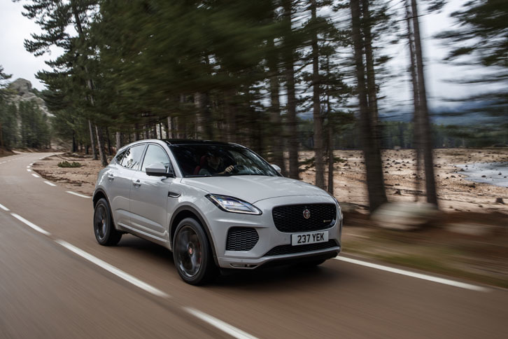 試乗の舞台はWRCのツール・ド・コルスで有名なコルシカ島。「EペースR-Dynamic S」（P300）の動力性能は、0-100km/h加速が6.4秒で、最高速は243km/h。