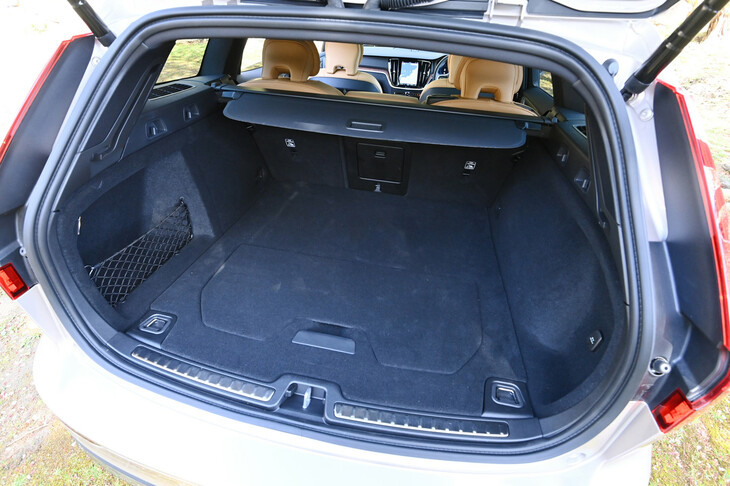 ボルボV60アルティメットB4（ラゲッジルーム）