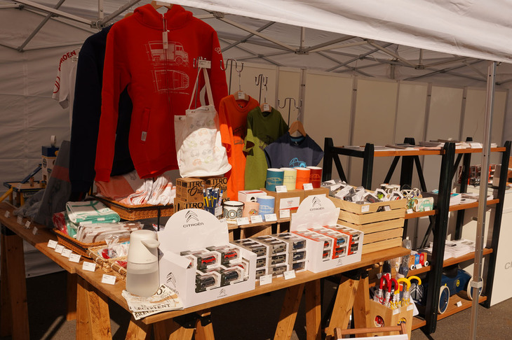 シトロエングッズの物販コーナーも充実。公式オンラインショップでは買えない、会場限定のアイテムも用意されているそうだ。
