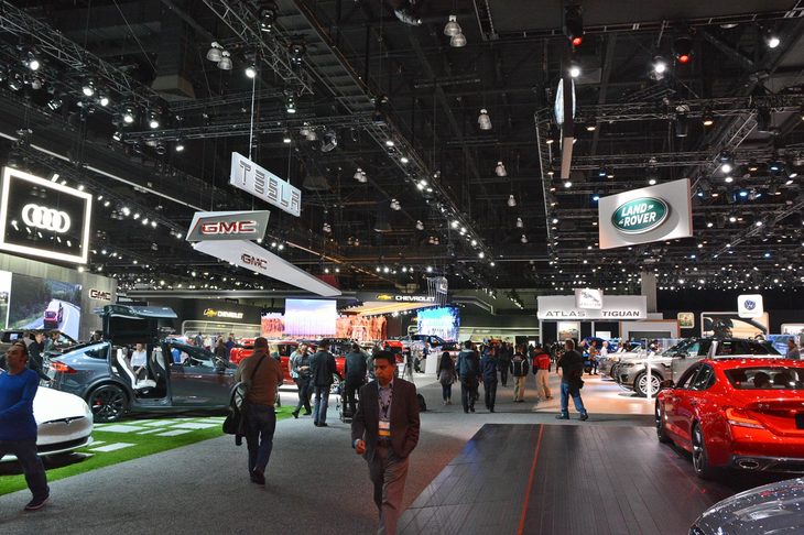 ロサンゼルスモーターショーの会場の様子。地元や海外の主要メーカーに加え、EVを手がける新興メーカーなど、さまざまなメーカーがブースを構えている。