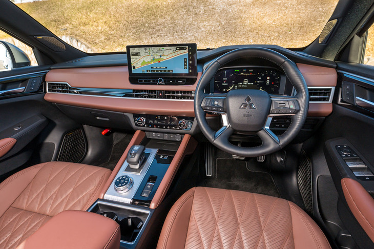 このブリックブラウンのインテリアは「Pエグゼクティブパッケージ」専用。センターディスプレイのサイズが9インチから12.3インチへと拡大している。