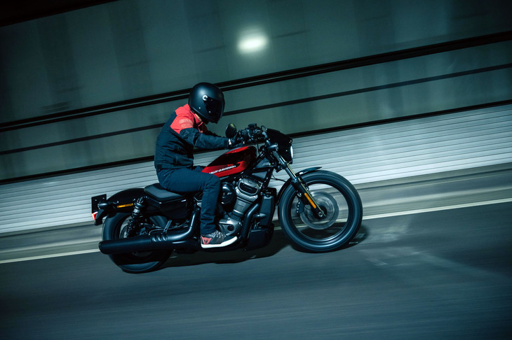 排気量975cc、圧縮比12：1のエンジンは、89HP/7500rpmの最高出力と95N・m/5750rpmの最大トルクを発生する。ハーレーダビッドソンが各モデルの最高出力を公開するようになったのは、つい最近のことだ。