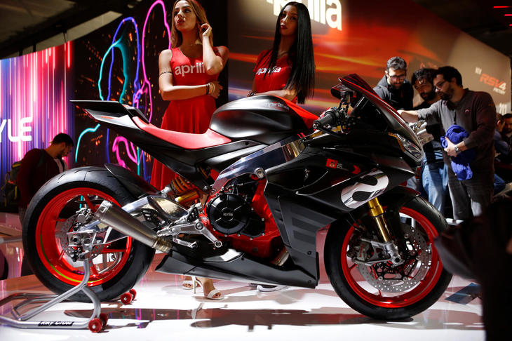 なんの前振りもなく、突然発表されたアプリリアのコンセプトモデル「RS660コンセプト」。アプリリアのスーパースポーツモデル「RSV4」のV型4気筒エンジンの、後ろ側2気筒を取り外したかのようなコンパクトな並列2気筒エンジンを、スリムでコンパクトなオリジナルフレームに搭載している。