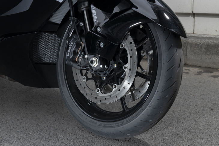 タイヤにはドライ／ウエットを問わず高いグリップ力を発揮する、専用設計の「ブリヂストン・バトラックス ハイパースポーツS22」を採用。新開発の7本スポークホイールも、接地感の向上に寄与している。