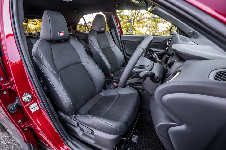 「ヤリス クロスGRスポーツ」の前席には、エアヌバック+合成皮革表皮の「GR」ロゴ付き専用スポーティーシートが標準で装備される。今回の試乗車には、ステアリングヒーターやナノイーXとセットオプションとなるシートヒーターが備わっていた。