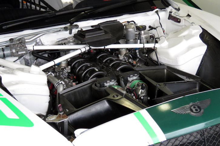 600psを超える最高出力を発生する「ベントレー・コンチネンタルGT3」の4リッターV8ツインターボエンジン。同車をドライブする澤 圭太選手いわく、「エンジンのパワーと、大柄なボディーがもたらす空力性能の高さが、ライバルに対するアドバンテージ」とのこと。