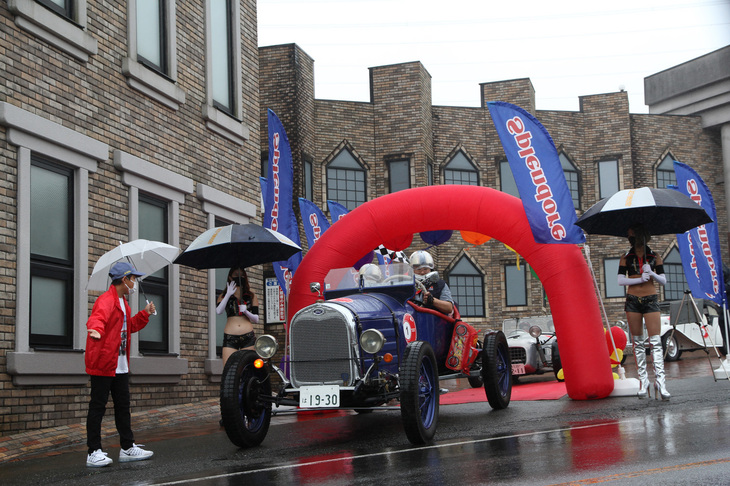 午前9時、小雨のなかをスペシャルボディーを架装した1929年「フォードA型」を先頭に、原則として年式順に割り振られたカーナンバー順に20秒間隔でスタート。