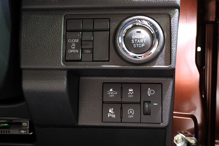 ダイハツ・ムーヴX（スイッチパネル）