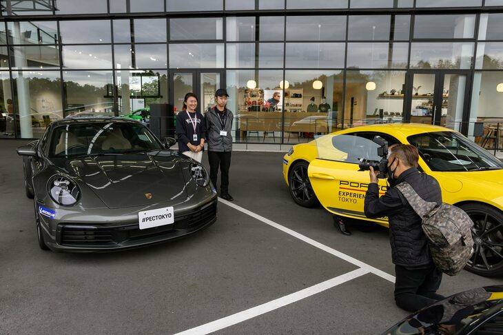 私が選んだクルマは「ポルシェ911カレラ4」。3リッター水平対向6気筒ツインターボエンジンをリアに搭載し、最高出力は385PS。担当してくださったインストラクターの平田 剛さんと試乗前の記念撮影。