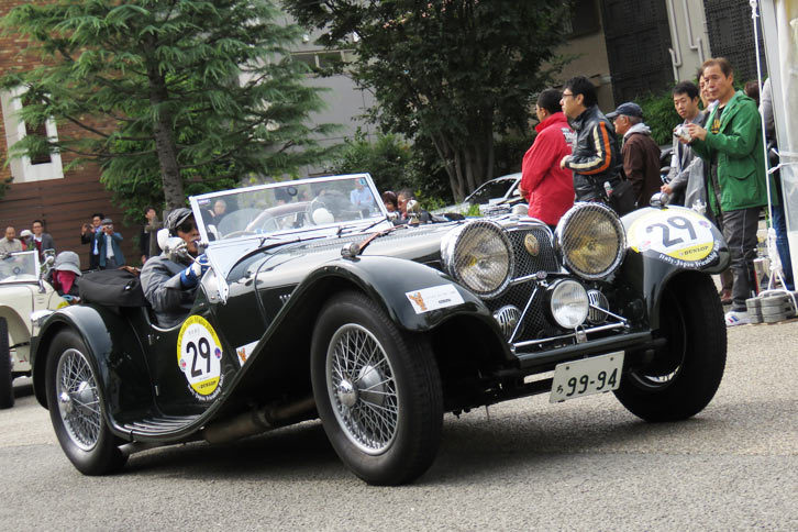 大きな“寄り目”のヘッドランプが特徴的な、1936年式「ジャガーSS100」。戦前のジャガーを代表する高性能スポーツカーである。